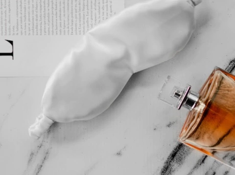 Antifaz de Satén de Seda Daisy Blanco