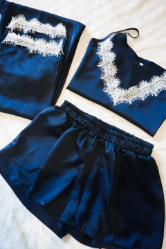 Pijama de Seda Mykonos Azul Marino 3 piezas (short, pantalón largo y musculosa)