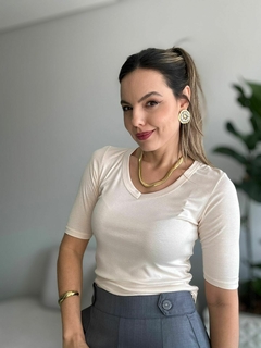 BLUSA BASIC GOLA V - Flor de Cacto Concept