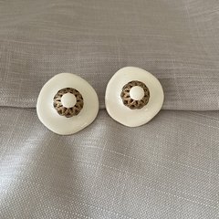 Brinco botton branco Gio Bernardes