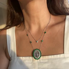 Colar mini coração esmeralda na internet