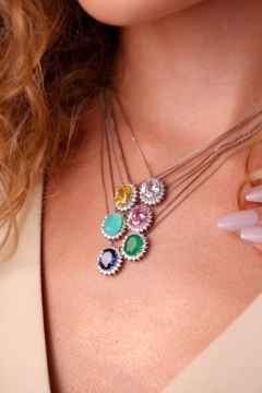 Colar oval Arthos esmeralda - comprar online