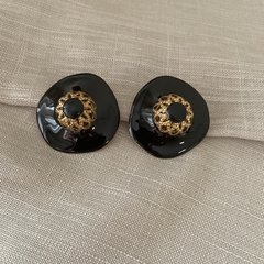 Brinco botton preto Gio Bernardes