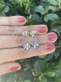Brinco flor polida Silver na internet