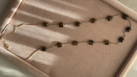 Colar pastilha em olho de tigre e turquesa