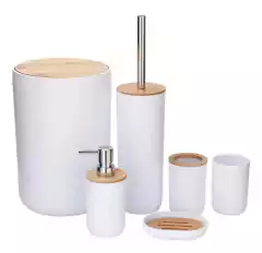 Set de baño moderno con detalles en madera, incluye dispensador, cepillo de baño, y recipientes.