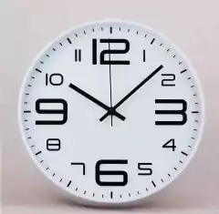 Reloj de pared redondo de 20 cm con números grandes en blanco y negro.