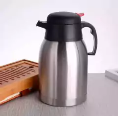 Jarra térmica de acero inoxidable de 2 litros, color plateado, con tapa negra y mango ergonómico.