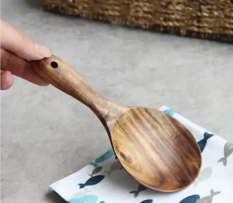 Cuchara arrocera de madera de acacia, longitud 20.5cm. Utensilio de cocina elegante y funcional, ideal para servir arroz sin dañar ollas antiadherentes. Material natural y resistente.