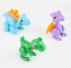 Figuras de dinosaurios de colores: un verde, un azul con aletas naranjas y un púrpura con alas naranjas.