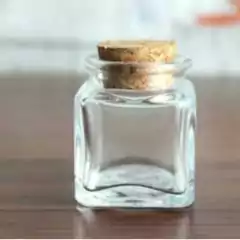 Frasco especiero mini con tapa de corcho, ideal para condimentos.