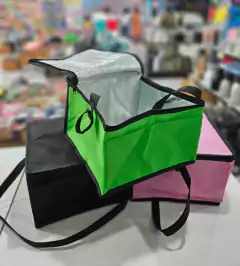 Lonchera térmica de tela de 4 litros en colores verde, negro y rosa, con tapa abierta, sobre una mesa.