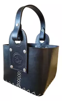 Matera de eco cuero negra con asas y división interior, ideal para llevar termos y otros objetos.