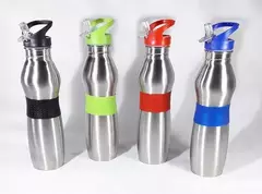 Botellas térmicas de acero inoxidable con fajas de silicona en varios colores.