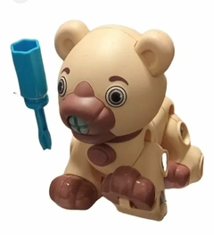 Juguete OSO DESARMABLE, un oso de color claro con ojos grandes y una herramienta azul al lado.