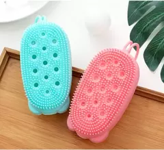Dos esponjas de silicona en colores azul y rosa, diseñadas para el baño, con textura de pequeñas protuberancias.