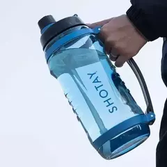 Botella plástica de 3000 ml de la marca Shotay, sostenida por una mano, con agua en su interior.
