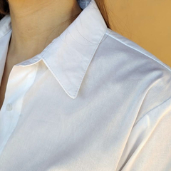 Camisa blanca elastizada en internet