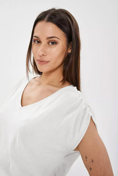 Remera hombro frunce - Malena moda femenina