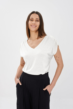 Remera hombro frunce