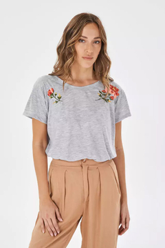Remera bordada flor