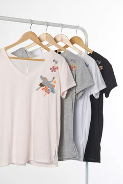 Remera bordada ave - comprar online