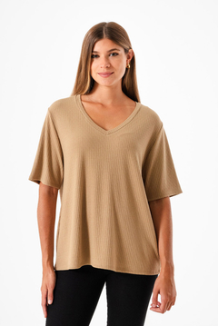 Remera V texturada