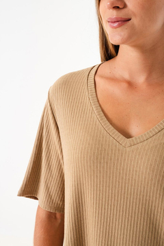 Remera V texturada en internet