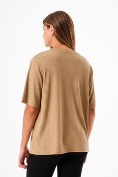 Remera V texturada - tienda online