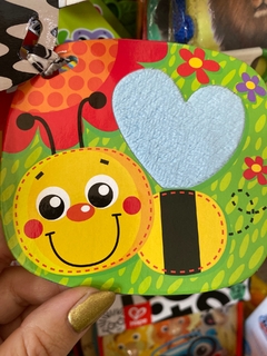 PLAYGRO LIBRO DE CARTON TEXTURADO COLGANTE - Alykids Jugueteria