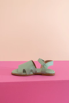 Sandália Avarca Vazada (Verde Candy) na internet