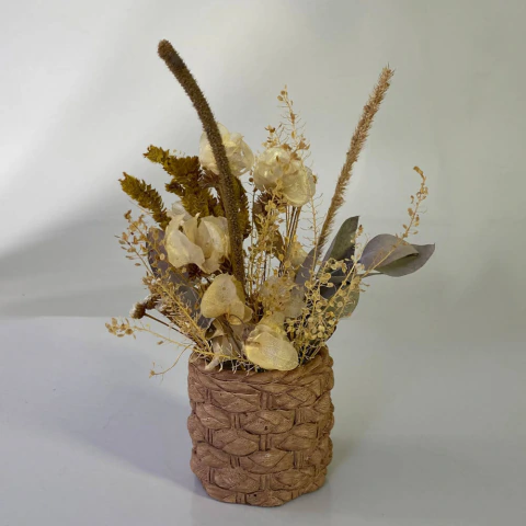 Arranjo de flores secas naturais em vaso rústico trançado de cor marrom
