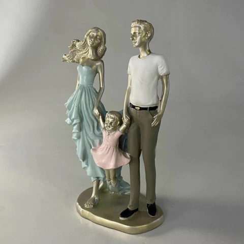Escultura de Casal com Menina Colorida 30 cm