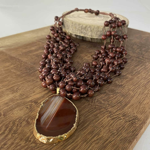 Colar com Medalhão de Pedra Marrom