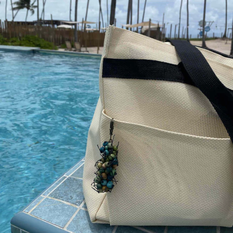 Chaveiro Artesanal com Sementes Naturais – Tons de Azul e Verde