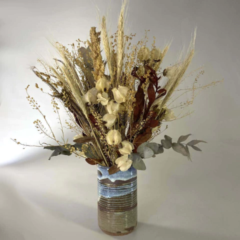 Arranjo com Flores Secas Naturais em Vaso Artesanal de Cerâmica