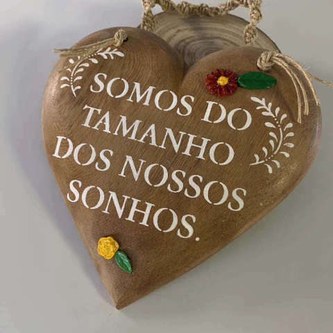 Plaquinha Coração Rústica “Somos do Tamanho dos Nossos Sonhos”