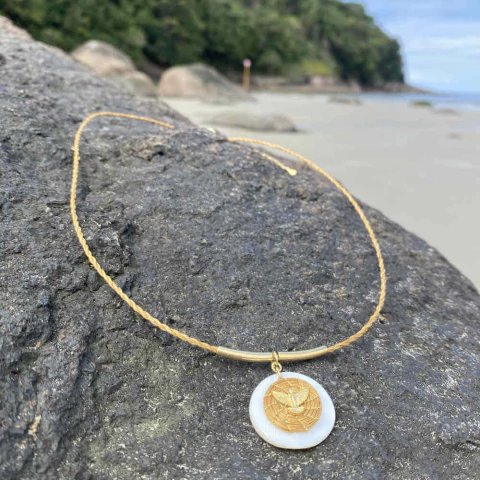 Colar de Capim Dourado com Pingente de Espírito Santo