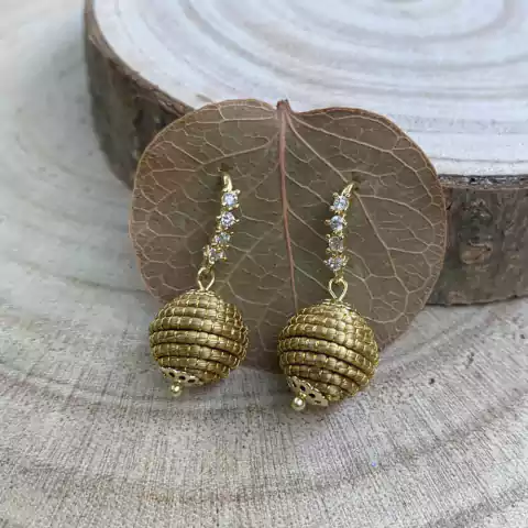 Brinco de Capim Dourado com Base de Zircônia
