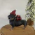 Cachorrinho Dachshund em resina com gorro de Natal vermelho e duas aves vermelhas sobre suas costas, decoração natalina de 9 cm