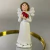 Anjinho branco de resina com asas segurando um coração vermelho, medindo 13,5 cm