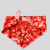 Bandana pet com estampa vermelha de folhas e velcro para ajuste