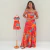 Vestido longo feminino com estampa floral em tons de vermelho e laranja, combinando com vestido infantil florido semelhante em manequim.