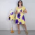 Vestidos tal mãe tal filha amarelo com flores roxas grandes, modelo adulto e infantil em manequim, tecido sedinha