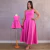 Vestidos tal mãe tal filha Adele Pink, modelo mídi rosa, com vestido longo para mãe e vestido curto para filha em manequim, feitos em tecido tricoline
