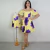 Vestidos tal mãe tal filha amarelos com flores roxas, modelo adulto com decote ombro a ombro e vestido infantil com alças e laço roxo na cintura