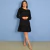 Mulher vestindo vestido curto preto Diana com mangas longas e barra franzida