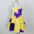 Vestido infantil amarelo com estampa de flores roxas e laço roxo frontal