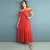Mulher usando vestido midi vermelho Adriana com decote ombro a ombro e laço frontal