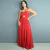 Mulher vestindo vestido longo vermelho com alças finas e detalhe recortado no busto